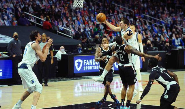 NBA今日賽事回放，賽場溫情與友誼的瞬間回顧