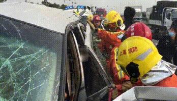 最新車禍現(xiàn)場圖片，慘烈瞬間震撼心靈